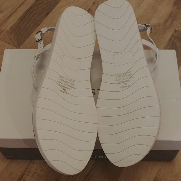 NEW Sun + Stone White Faux Leather Thong Sandals 8 - Picture 7 of 8